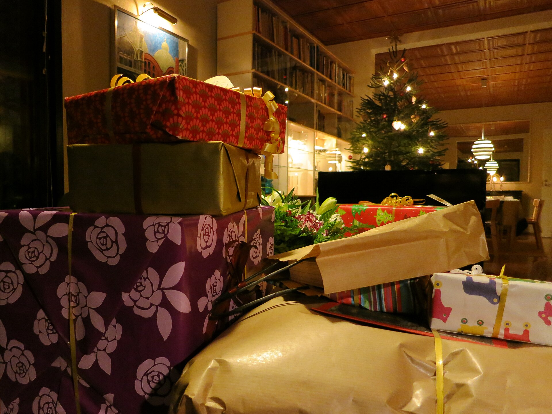 g-noel Cadeaux emballés au pied d'un sapin de Noël dans un salon
