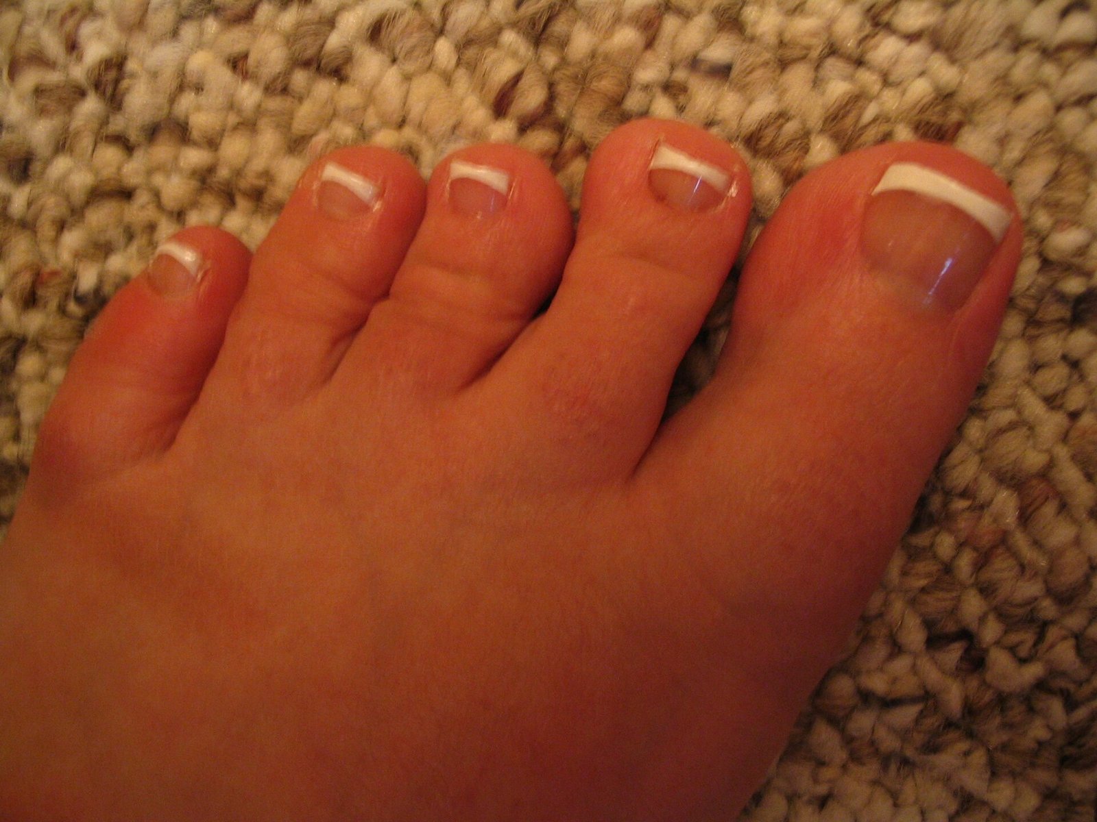 girlook-10 Pieds au vernis french manucure posés sur un tapis, soin des pieds en automne