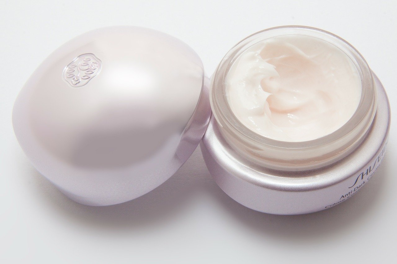 girlook-8 Pot de crème hydratante ouvert, texture riche pour peau sensible