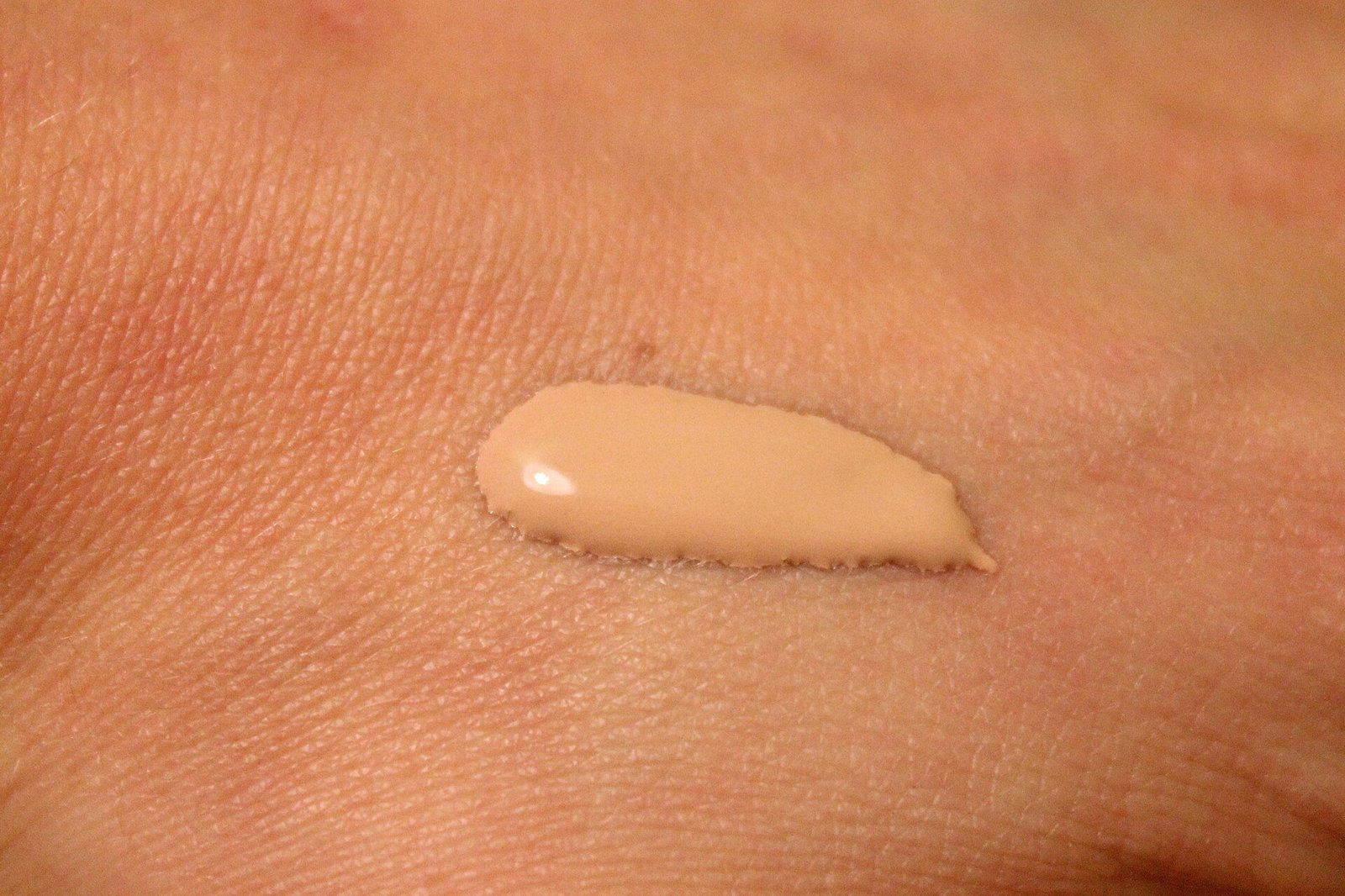 girlook-9 Noisette de fond de teint déposée sur la peau pour tester la teinte