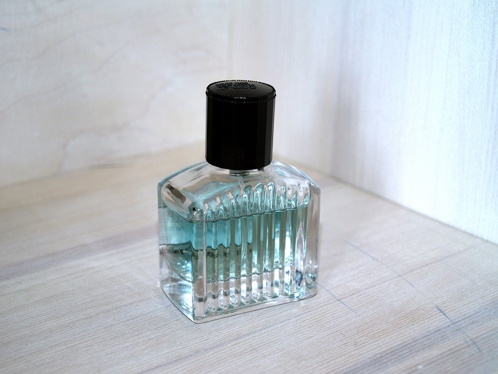 parfum-hiver-notes-choisir-faire-tenir Flacon de parfum en verre posé sur une table